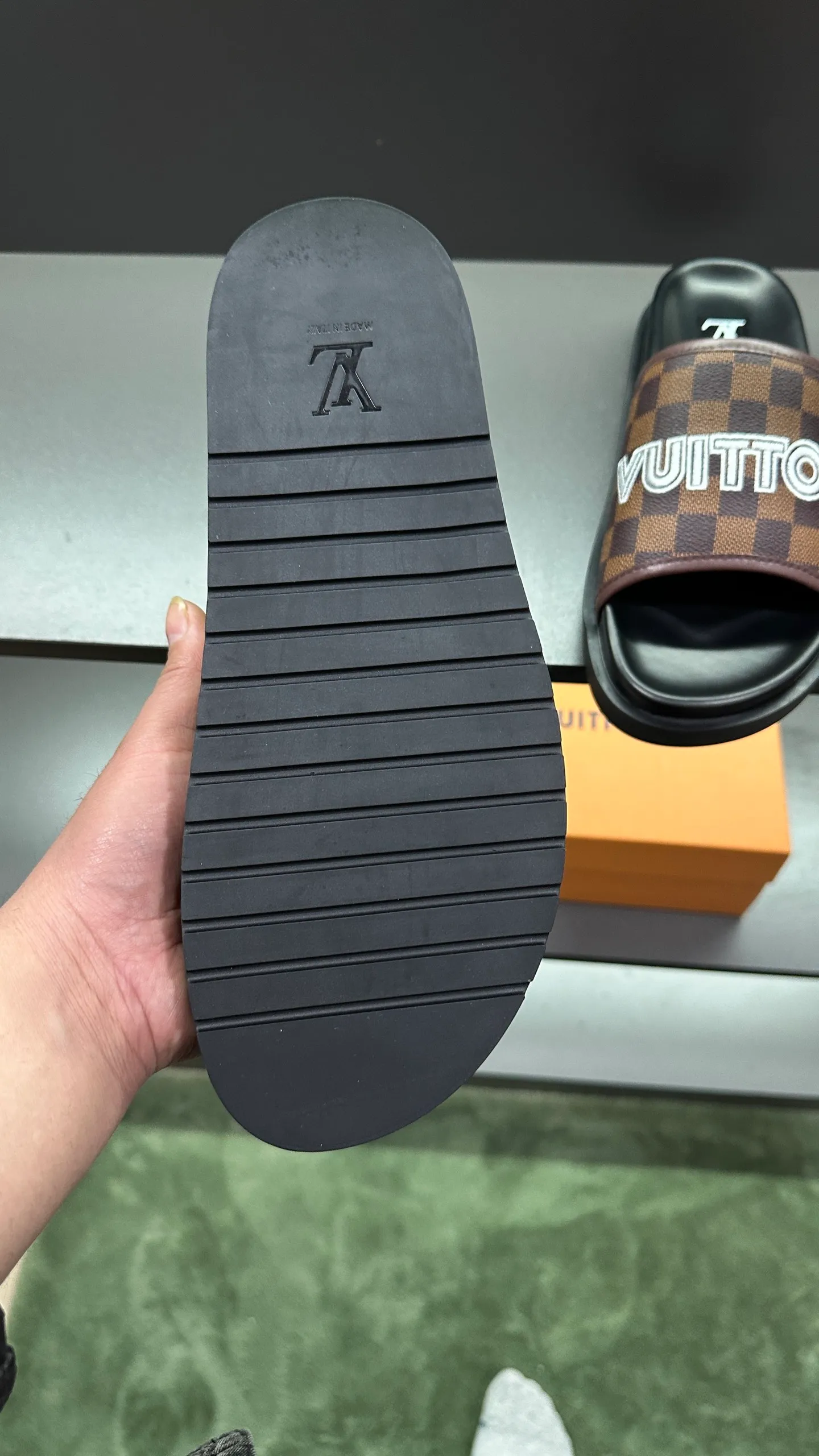 [L Home] P: 300💰Size: 38-45 Top purchasing lv men's summer slippers, classic presbyopia with soft real leather lining, unique color splicing effect, distinctive personality, fashionable and trendy essential style, light and comfortable. Lightweight and tough rubber insole, micro ridged foam outsole, super comfortable!